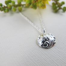 Load image into Gallery viewer, Vintage iris button imprinted necklace - Swallow Jewellery